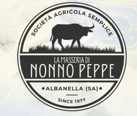 La Masseria di Nonno Peppe — Official Sponsor dell’ASD Atletico Albanella  La Masseria di Nonno Peppe entra ufficialmente a far parte della grande famiglia giallo-blu come Official Sponsor dell’Atletico Albanella. 🌾🐂 Un’azienda che rappresenta con orgoglio il legame autentico con la nostra terra, dove il lavoro, la tradizione e la qualità sono valori tramandati di generazione in generazione.  La Masseria di Nonno Peppe è molto più di un’attività locale: è un simbolo di radici solide, di passione per il territorio e di amore per ciò che si fa ogni giorno. Gli stessi principi che ispirano la nostra squadra, che con determinazione e spirito di sacrificio lavora per far crescere un progetto sportivo e umano in cui l’intera comunità possa riconoscersi.  💛💙 Grazie alla Masseria di Nonno Peppe per aver scelto di sostenere il nostro percorso. Insieme vogliamo costruire un futuro fatto di orgoglio, appartenenza e crescita continua — perché quando si condividono gli stessi valori, ogni traguardo diventa possibile.